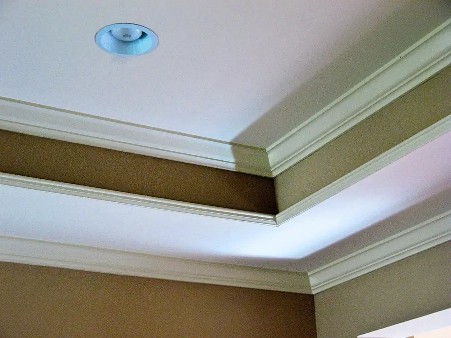 Tray ceiling with layered crown molding